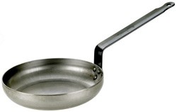 Black Iron Omelette Pan / Flat Handle : 10" x 1 3/4" (top). 255mm x 45mm (top). - Samuel Groves Black Iron