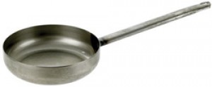 Black Iron Omelette Pan / Tubular Handle : 10" x 1 3/4 / (top). 255mm x 45mm(top).